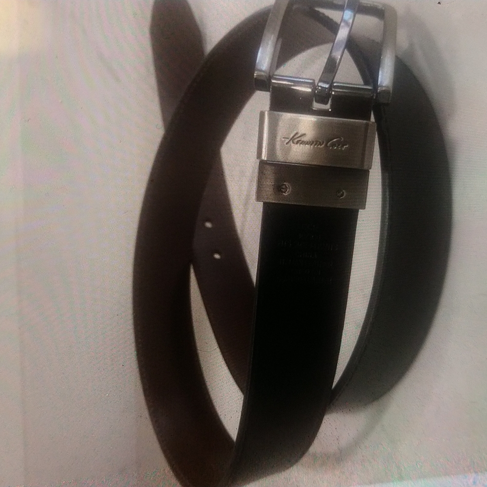 VGUC. Kenneth Cole reversible 44 in belt. Belt can be black or brown.